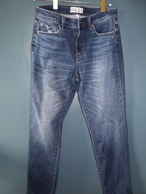 DAZE | Women’s  Slim Straight Jeans in Faded Blue